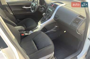 Хэтчбек Toyota Auris 2012 в 