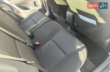Хэтчбек Toyota Auris 2012 в 