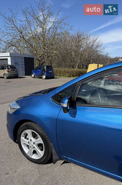 Хэтчбек Toyota Auris 2012 в 