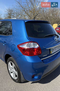 Хэтчбек Toyota Auris 2012 в 