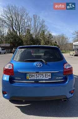 Хэтчбек Toyota Auris 2012 в 