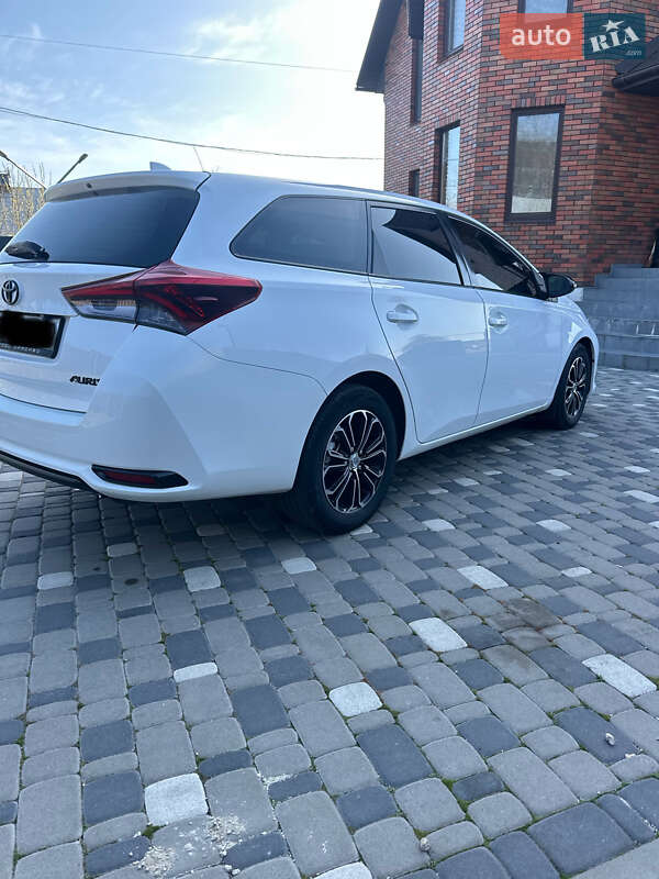 Універсал Toyota Auris 2015 в Радомишлі