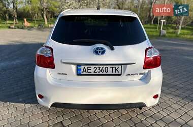 Хэтчбек Toyota Auris 2011 в 
