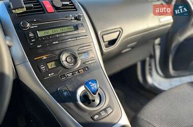Хэтчбек Toyota Auris 2011 в 