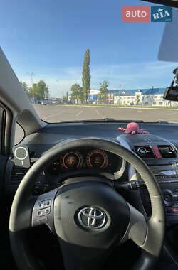 Хэтчбек Toyota Auris 2009 в 