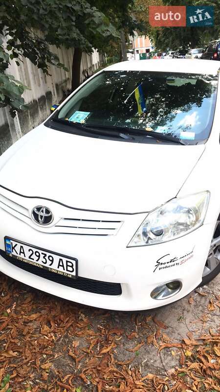Хэтчбек Toyota Auris 2012 в 