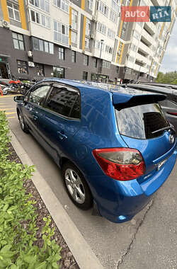 Хэтчбек Toyota Auris 2012 в 