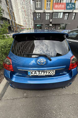 Хэтчбек Toyota Auris 2012 в 