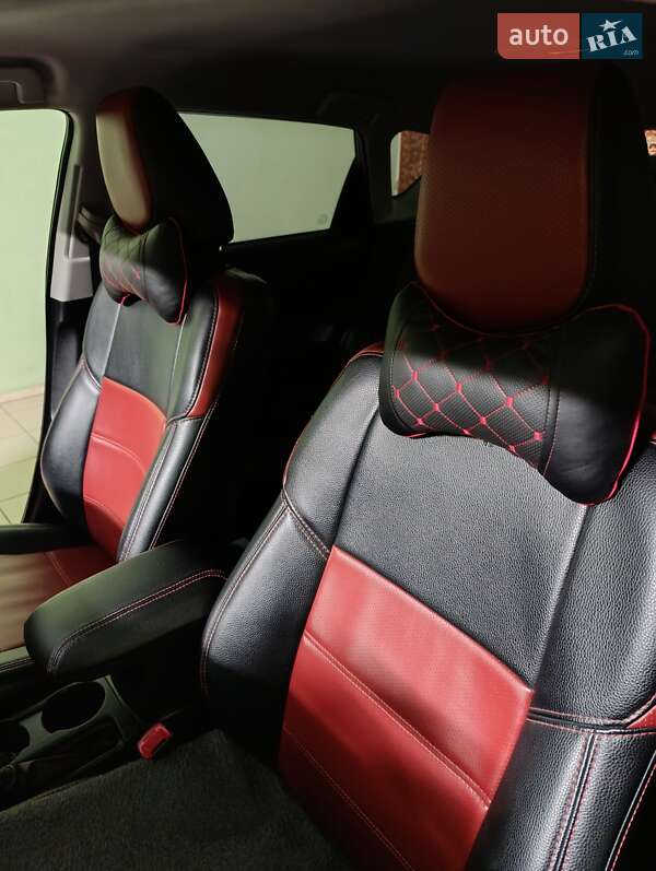 Хэтчбек Toyota Auris 2013 в 