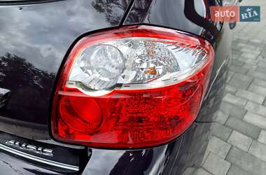 Хэтчбек Toyota Auris 2010 в 
