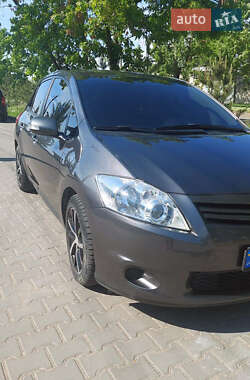 Хетчбек Toyota Auris 2011 в 