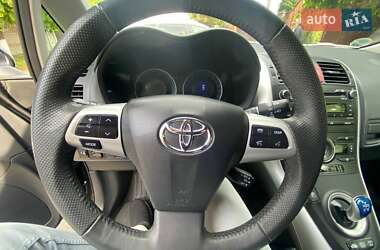 Хетчбек Toyota Auris 2011 в 