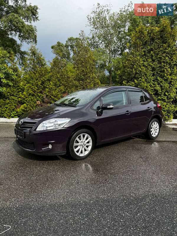 Хэтчбек Toyota Auris 2010 в 