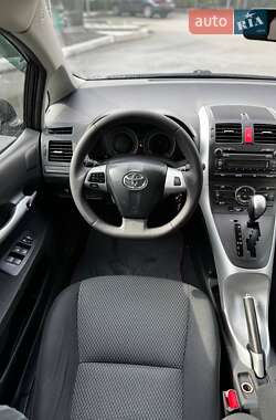 Хэтчбек Toyota Auris 2010 в 