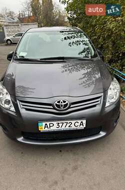 Хэтчбек Toyota Auris 2011 в 