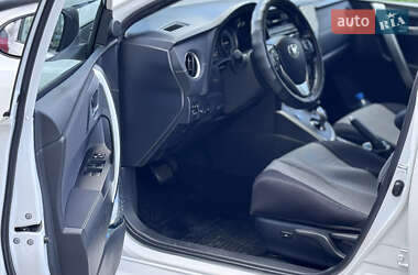 Хетчбек Toyota Auris 2014 в 