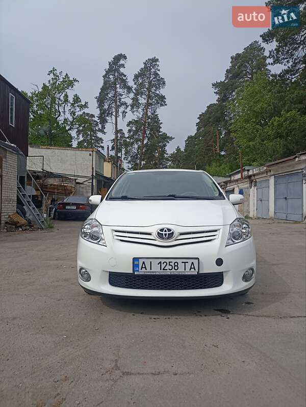 Хэтчбек Toyota Auris 2011 в 