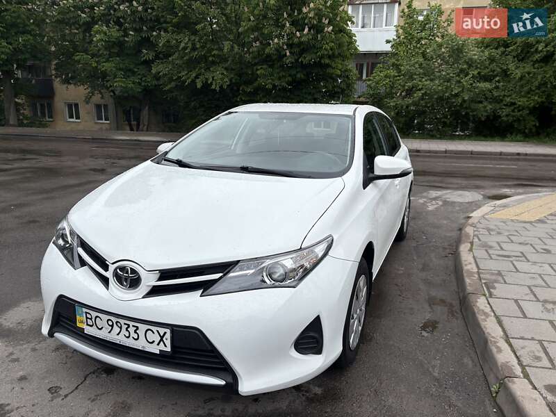 Хэтчбек Toyota Auris 2013 в 