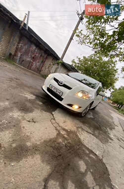 Хэтчбек Toyota Auris 2009 в 