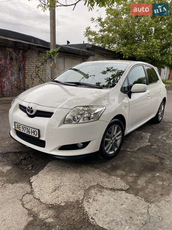 Хэтчбек Toyota Auris 2009 в 