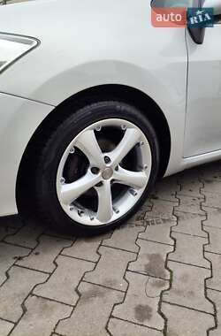 Хэтчбек Toyota Auris 2011 в 