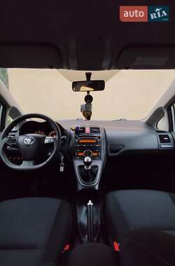Хэтчбек Toyota Auris 2011 в 