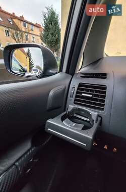 Хэтчбек Toyota Auris 2011 в 