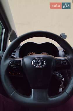 Хэтчбек Toyota Auris 2011 в 