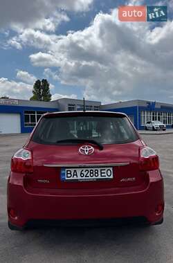 Хетчбек Toyota Auris 2011 в 