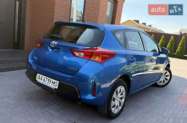 Хэтчбек Toyota Auris 2013 в 