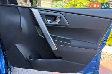 Хэтчбек Toyota Auris 2013 в 