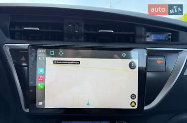Хэтчбек Toyota Auris 2013 в 