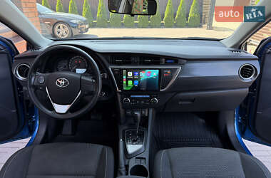 Хэтчбек Toyota Auris 2013 в 