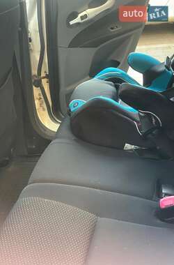 Хетчбек Toyota Auris 2012 в 