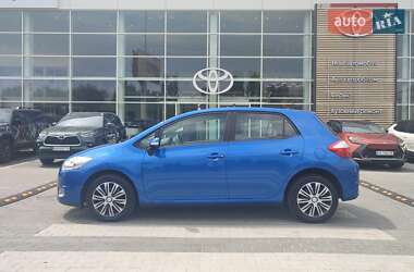 Хэтчбек Toyota Auris 2010 в 