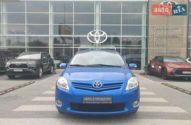 Хэтчбек Toyota Auris 2010 в 