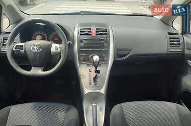 Хэтчбек Toyota Auris 2010 в 