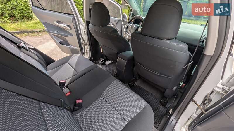 Хэтчбек Toyota Auris 2011 в Ровно