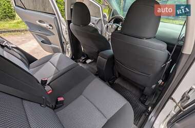 Хэтчбек Toyota Auris 2011 в 