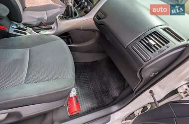 Хэтчбек Toyota Auris 2011 в 