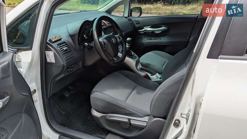Хэтчбек Toyota Auris 2011 в Ровно