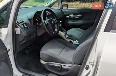 Хэтчбек Toyota Auris 2011 в 