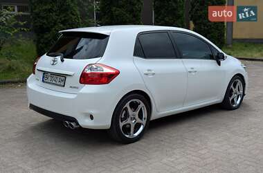 Хэтчбек Toyota Auris 2011 в 
