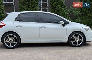 Хэтчбек Toyota Auris 2011 в 