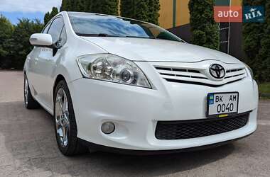 Хэтчбек Toyota Auris 2011 в 