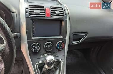Хэтчбек Toyota Auris 2011 в 