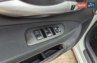 Хэтчбек Toyota Auris 2011 в 