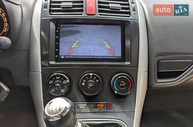 Хэтчбек Toyota Auris 2011 в 