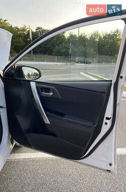 Хэтчбек Toyota Auris 2013 в 