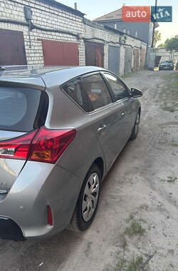Хэтчбек Toyota Auris 2012 в 